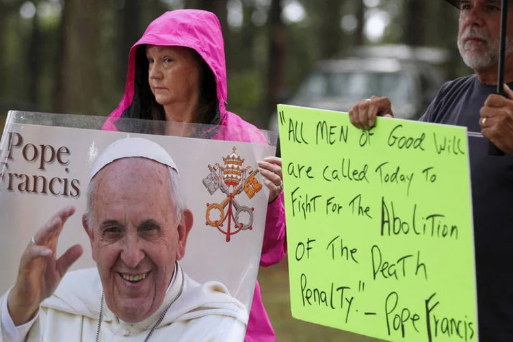 
	Manifestantes contra pena de morte: Kelly foi a primeira mulher a ser executada no estado desde 1945
 (Reuters / Tami Chappell)
