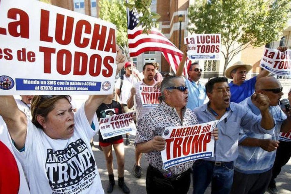 Centenas de pessoas protestam contra Trump no Texas