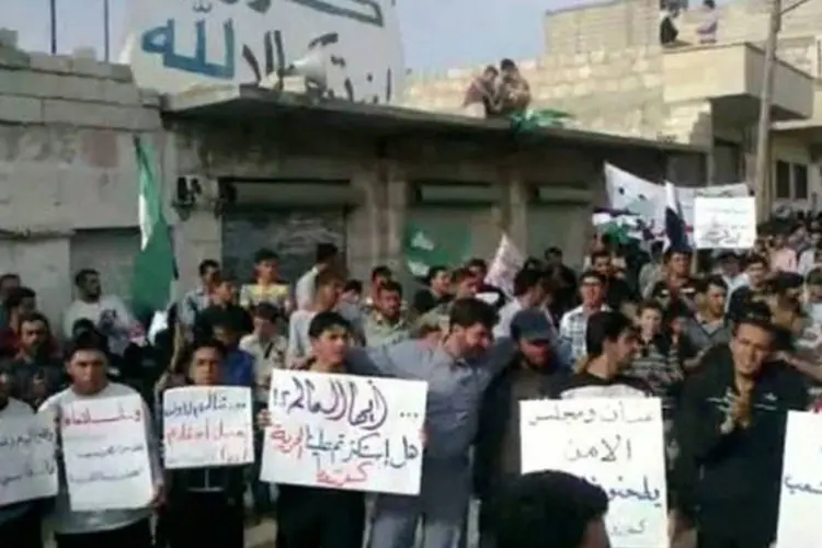 Manifestantes contrários ao regime de Bashar al-Assad protestam na cidade de Kafruma
 (AFP)