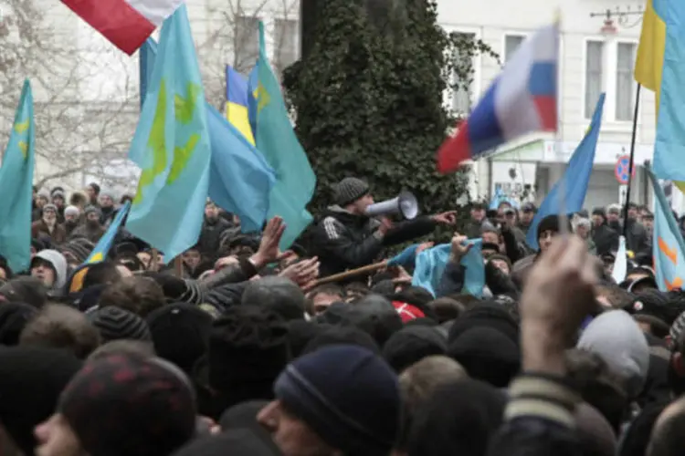 
	Manifestantes a favor da R&uacute;ssia e da Ucr&acirc;nia em frente ao Parlamento da rep&uacute;blica aut&ocirc;noma da Crim&eacute;ia
 (Stringer/Reuters)