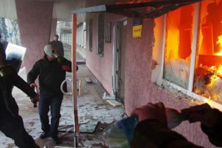 
	Manifestantes pr&oacute;-russos atacam pr&eacute;dio da pol&iacute;cia em Donetsk:&nbsp;causa (da explos&atilde;o) foi a detona&ccedil;&atilde;o de uma bomba n&atilde;o identificada, diz comunicado
 (Alexey Kravtsov/AFP)