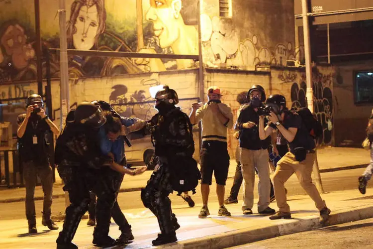 
	Manifestantes e pol&iacute;cia entram em conflito durante ato contra Michel Temer em S&atilde;o Paulo - 04/09/2016
 (REUTERS/Fernando Donasci)