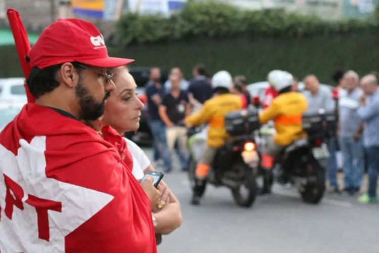 
	Manifestantes: o ato foi chamado pela Central &Uacute;nica dos Trabalhadores (CUT) e deve ter participa&ccedil;&atilde;o de integrantes de outras centrais, como a CTB e a For&ccedil;a Sindical - que &eacute; rachada entre sindicalistas pr&oacute; e contra o governo
 (Divulgação / CUT)