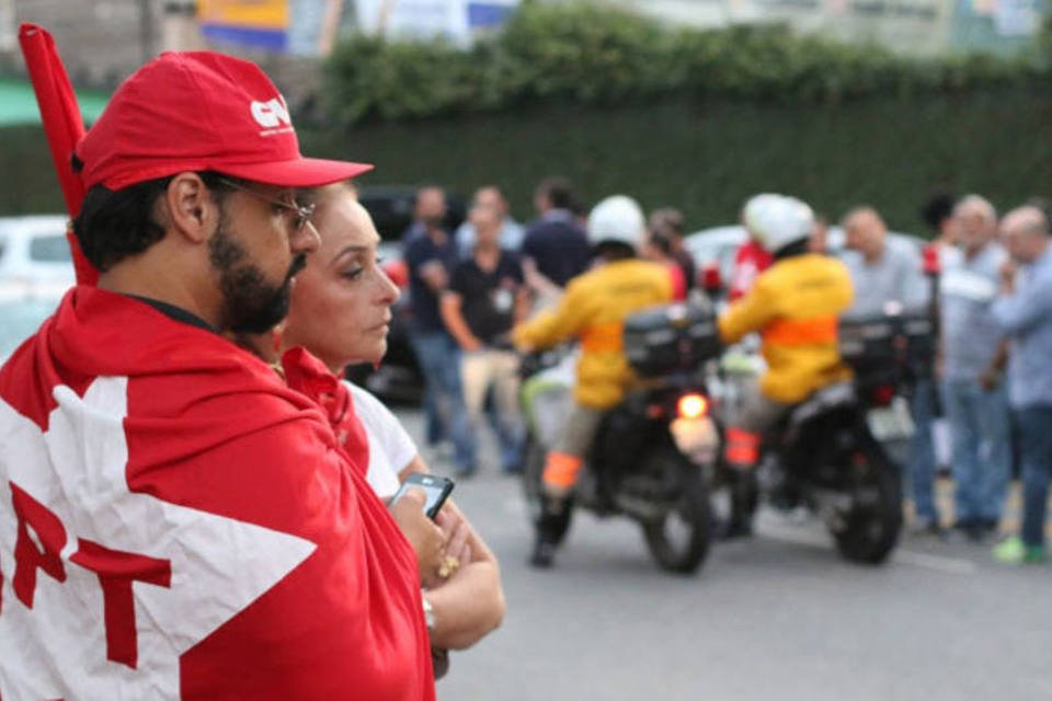 Sindicalistas chegam para ato em apoio a Lula em SP
