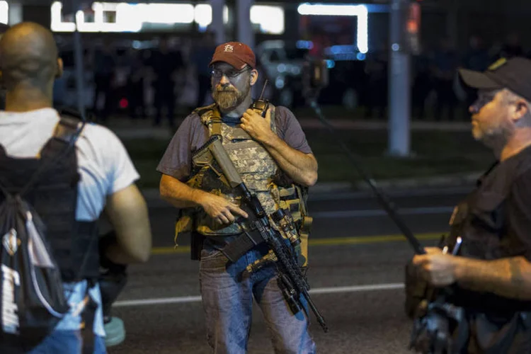 
	Depois do anivers&aacute;rio de morte do jovem Michael Brown, no domingo, manifestantes voltaram a se concentrar na avenida West Florissant de Ferguson
 (Reuters/ Lucas Jackson)