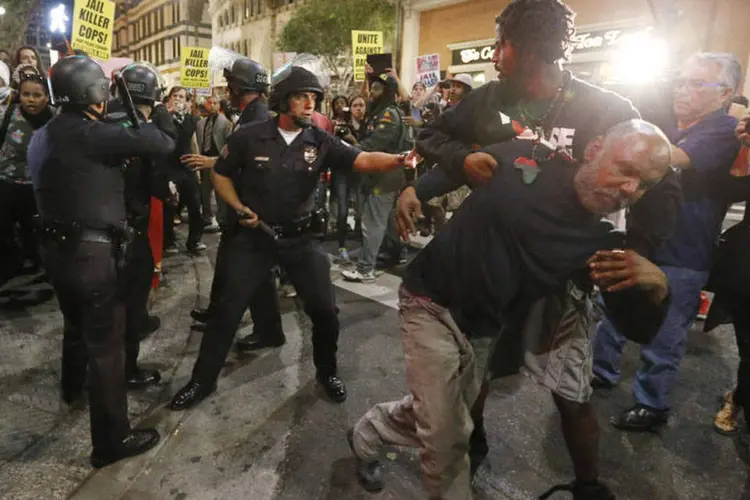 Polícia e manifestantes se enfrentam em Los Angeles, nos Estados Unidos (Lucy Nicholson/Reuters)