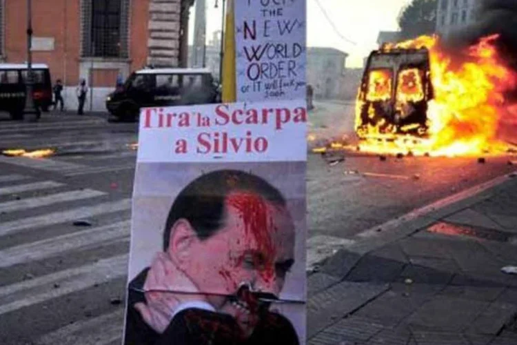 Manifestantes incendiaram um anexo do ministério da Defesa e colocaram fogo em dois carros (Alberto Pizzoli/AFP)