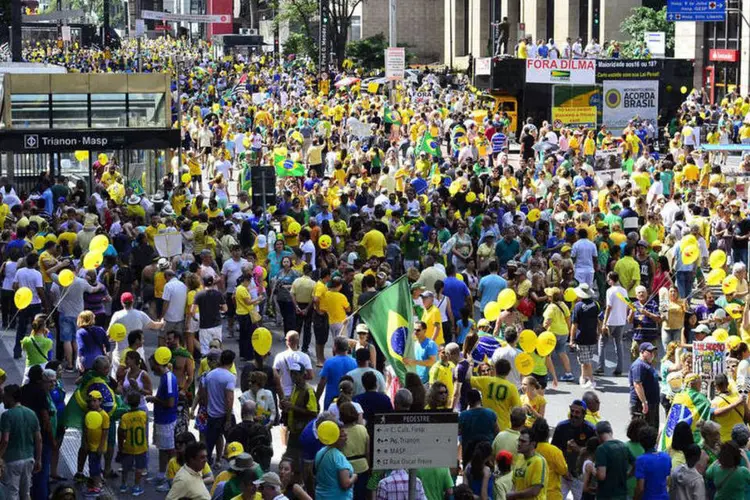 
	Manifestantes favor&aacute;veis ao impeachment de Dilma Rousseff: &ldquo;Vamos tentar nivelar nossa opini&atilde;o e organiza&ccedil;&atilde;o para o dia 16&rdquo;, disse o l&iacute;der do PT na C&acirc;mara
 (Rovena Rosa/Agência Brasi)