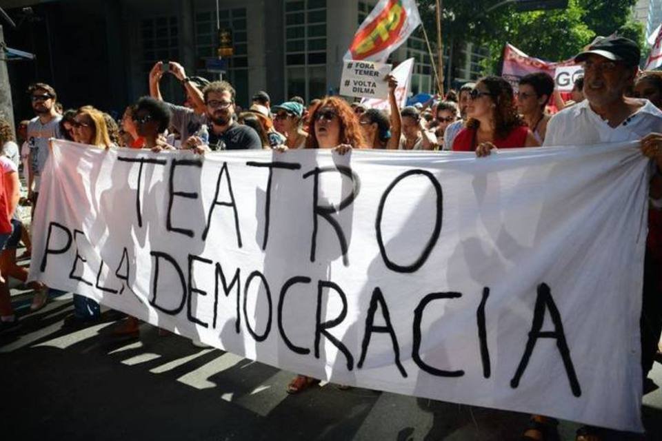 Manifestantes seguem em passeata para a casa de Temer