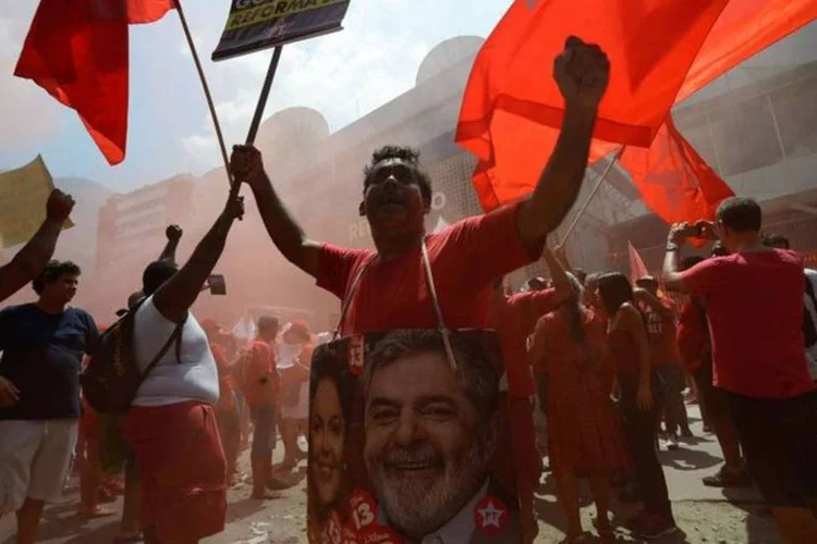 
	Protesto: &quot;Se atacarem Lula, est&atilde;o me atacando&quot;, gritavam os manifestantes, com bandeiras vermelhas do PT
 (Fernando Frazão/Agência Brasil)