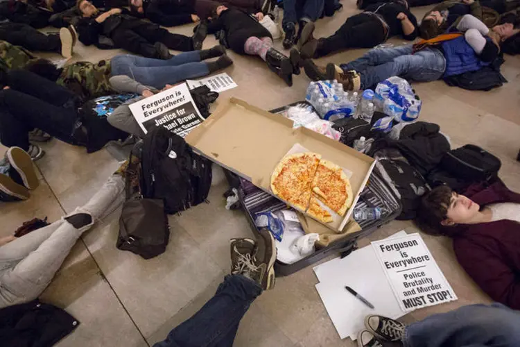 Manifestantes se fingem de mortos: protestos se intensificaram após a decisão do júri de não acusar um policial branco pela morte de Eric Garner (Andrew Kelly/Reuters)