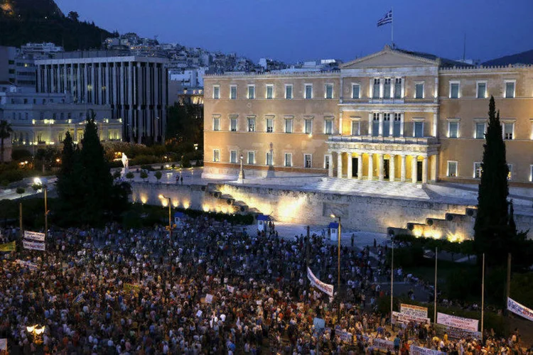 
	Manifestantes em frente ao parlamento durante protesto em Atenas, Gr&eacute;cia: proposta do governo tem cortes menores aos pensionistas e mais impostos
 (Yannis Behrakis/Reuters)
