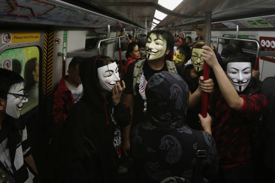 Manifestantes e polícia se confrontam novamente em Hong Kong