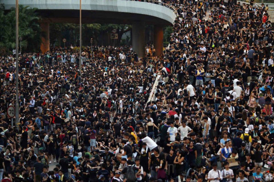 Protestos crescem em Hong Kong por passividade da polícia