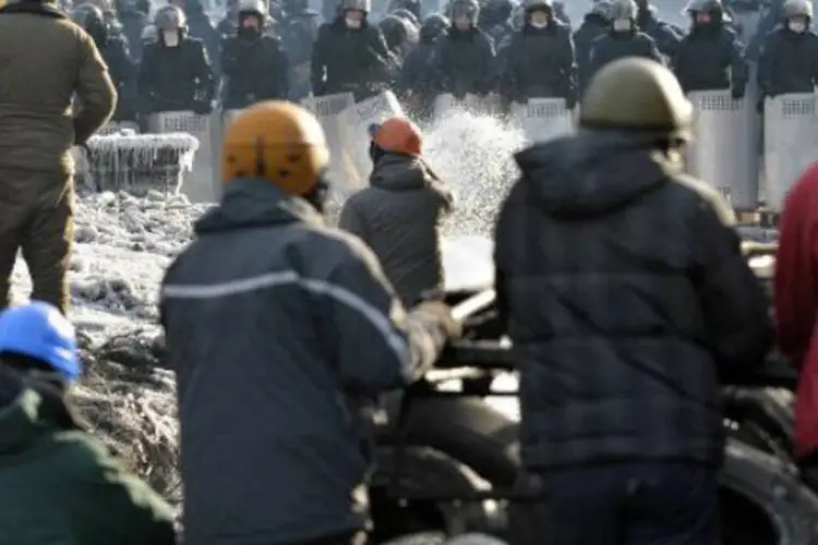 Manifestantes encaram a polícia, no centro de Kiev: "não há sinais de ferimentos no corpo", disse o ministério ucraniano do Interior (Sergei Supinsky/AFP)