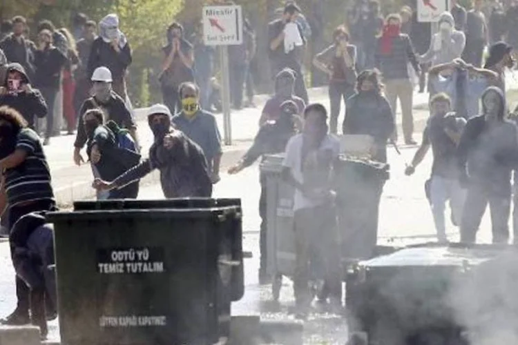 
	Manifestantes protestam contra pol&iacute;tica do governo sobre a cidade de Kobane
 (Adem Altan/AFP)