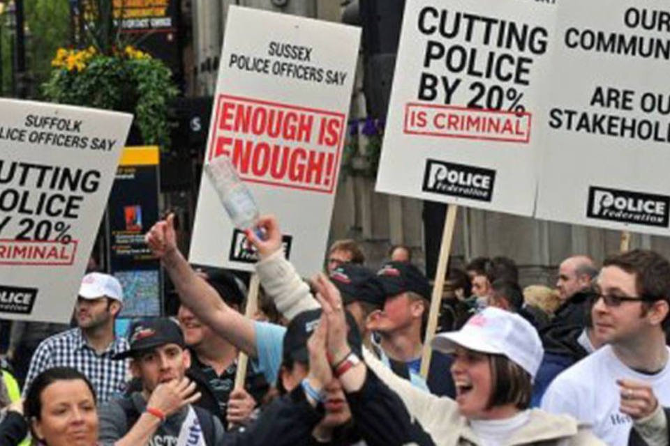 Policiais protestam em Londres contra cortes do governo