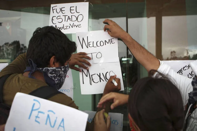Protesto no México: caso dos estudantes, desaparecidos desde setembro, tem tumultuado o governo do presidente Enrique Peña Nieto (Alan Ortega/Reuters)
