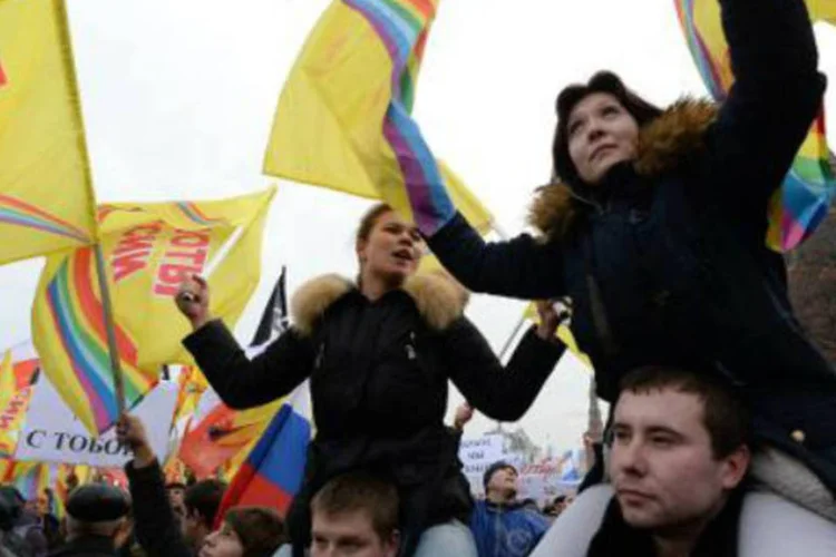 Manifestantes em Moscou em apoio aos habitantes da Crimeia: Parlamento local da Crimeia pediu a Vladimir Putin que anexe a península ucraniana à Rússia (Vasily Maximov/AFP)