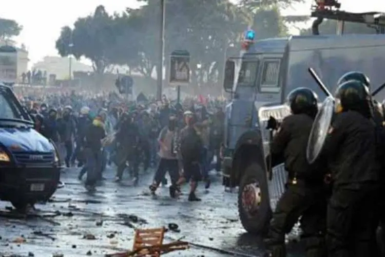 Manifestantes entram em confronto com a polícia, durante protesto em Roma no dia mundial dos indignados (Alberto Pizzoli/AFP)