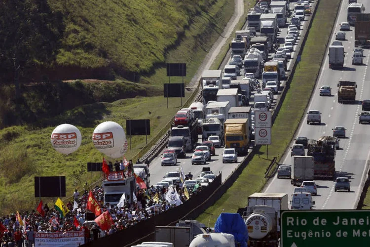
	Manifestantes da GM interditam a Via Dutra
 (Reuters/ Paulo Whitaker)
