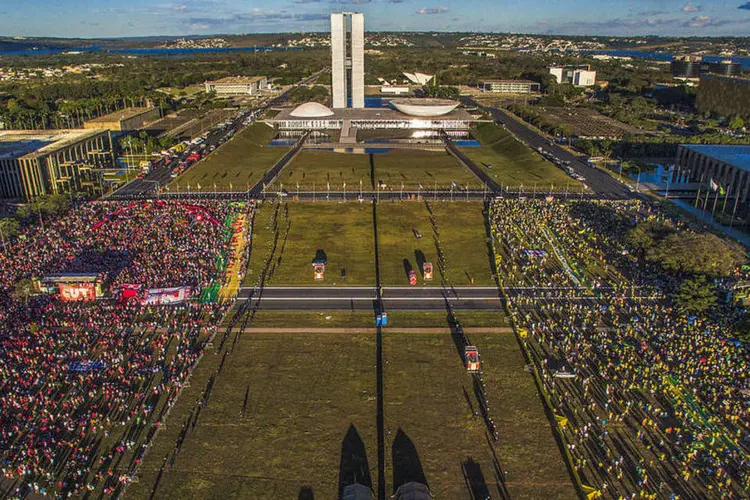 Esplanada dos Ministérios: 40 mil pessoas estão do lado sul, destinado aos movimentos favoráveis ao impeachment , e 17 mil estão no lado norte, em apoio ao governo (Ricardo Stuckert/ Insituto Lula)