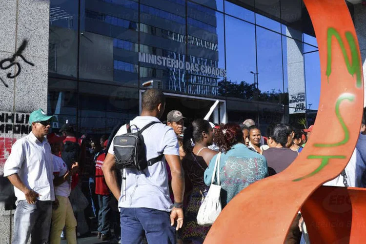 
	Manifestantes ocupam Minist&eacute;rio das Cidades em Bras&iacute;lia: &ldquo;S&atilde;o mais de seis movimentos do campo, numa luta unit&aacute;ria reivindicando aquilo que nos &eacute; de direito&rdquo;
 (Agência Brasil / Elza Fiuza)