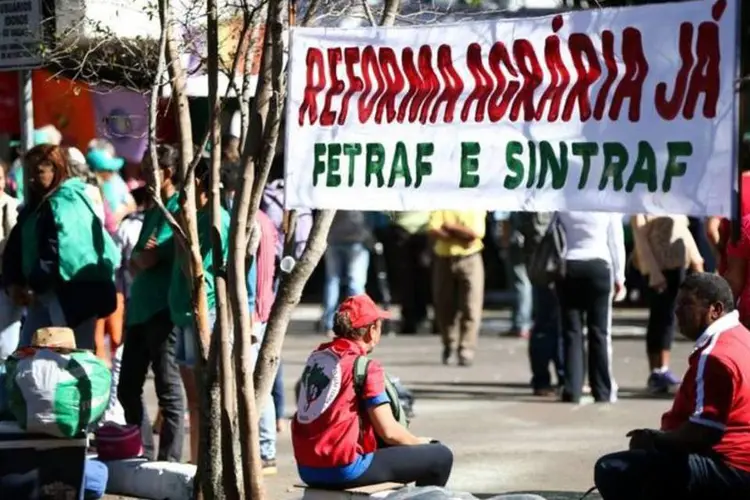 
	Protestos: eles pretendem ficar at&eacute; 7 de Setembro como forma de chamar a aten&ccedil;&atilde;o para algumas pautas da Jornada de Lutas Unit&aacute;rias
 (Marcelo Camargo/Agência Brasil)