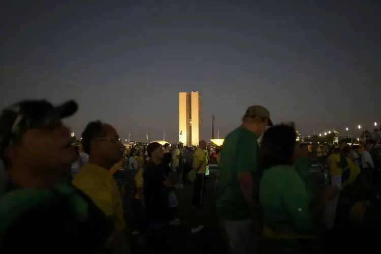 
	Manifestantes em Bras&iacute;lia: processo de impeachment deve terminar em outubro deste ano
 (Adriano Machado/Reuters)