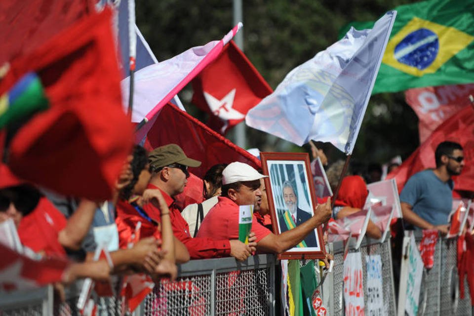 Manifestantes furam bloqueio e se aproximam do Planalto