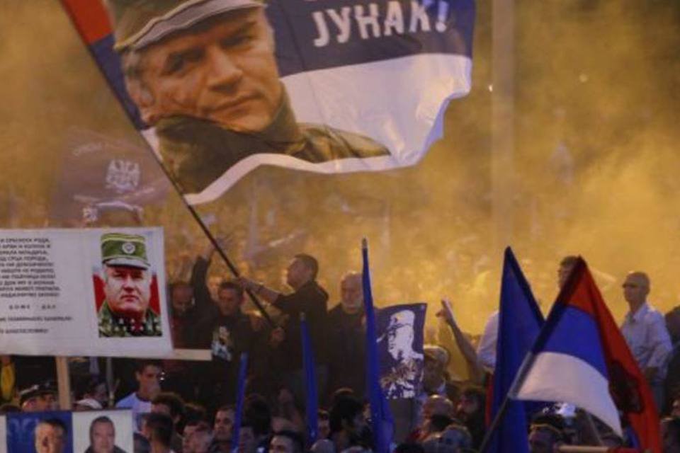 Polícia sérvia prende 180 manifestantes pró-Mladic