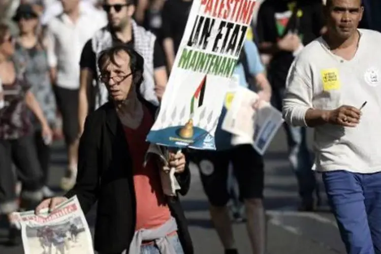 
	Manifestantes gritavam &quot;Israel assassino, Hollande renuncie&quot; e &quot;Viva a Palestina&quot;
 (AFP/Stephane de Sakutin)