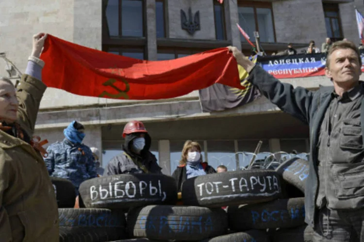 
	Manifestantes pr&oacute;-R&uacute;ssia em Donetsk, Ucr&acirc;nia:&nbsp;se os&nbsp;&quot;terroristas&quot;&nbsp;n&atilde;o se renderem,&nbsp;&quot;n&atilde;o restar&aacute; outra op&ccedil;&atilde;o a n&atilde;o ser dar ordens de disparo&quot;, diz governo
 (Maks Levin/Reuters)
