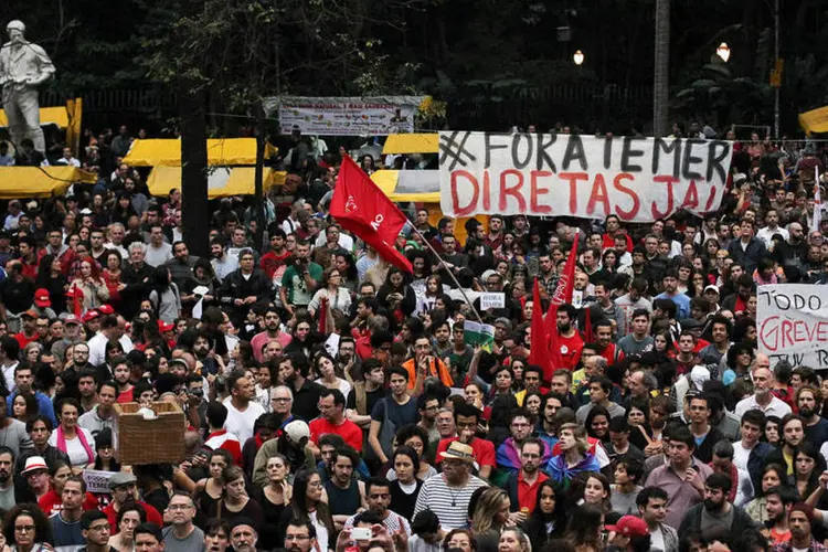 
	Protestos: as manifesta&ccedil;&otilde;es pedem a sa&iacute;da do peemedebista do poder, a convoca&ccedil;&atilde;o de novas elei&ccedil;&otilde;es e ainda destacam oposi&ccedil;&atilde;o &agrave; agenda econ&ocirc;mica do novo governo
 (REUTERS/Fernando Donasci)