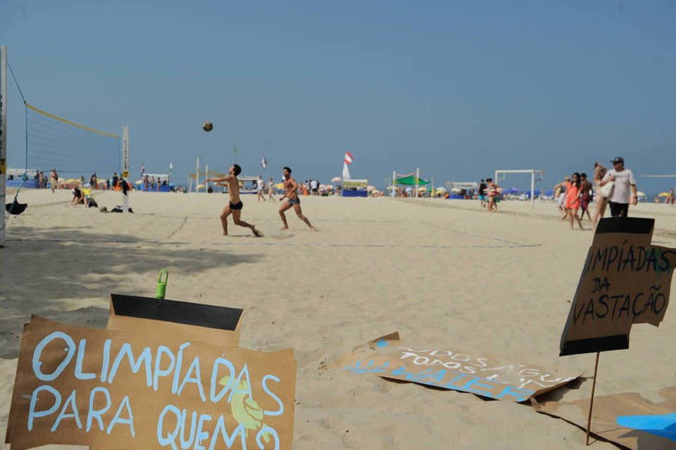 Grupos que protestam no Rio se envolvem em discussão