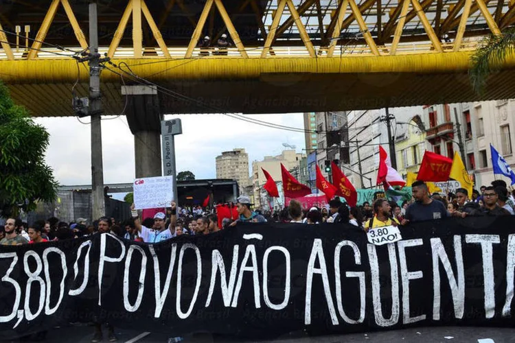 
	Manifesta&ccedil;&atilde;o: segundo a PM, 400 pessoas se concentraram &agrave;s 17 horas no Terminal Parque Dom Pedro II - em compara&ccedil;&atilde;o, o primeiro ato, no dia 8, atraiu 3 mil pessoas
 (Rovena Rosa/ Agência Brasil)