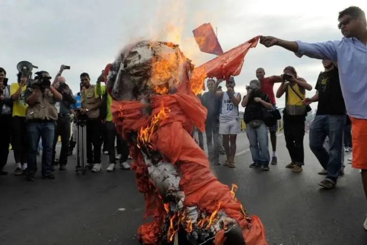 
	Manifestantes queimando ta&ccedil;a: ap&oacute;s atearem fogo, eles voltaram para rodovi&aacute;ria e se dispersaram
 (José Cruz/Agência Brasil)