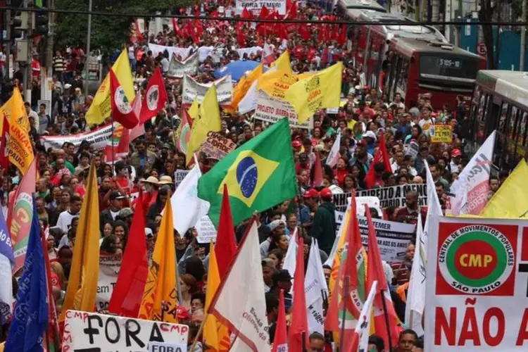 Manifestantes realizam ato contra o governo Temer em São Paulo. Na foto, manifestantes sobem a avenida Brigadeiro Luis Antonio (Paulo Pinto/ AGPT/Fotos Públicas)