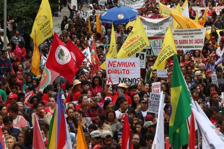 Manifestantes realizam ato contra o governo Temer em São Paulo: Presidente participou de desfile em Brasília (Paulo Pinto/ AGPT/Fotos Públicas)