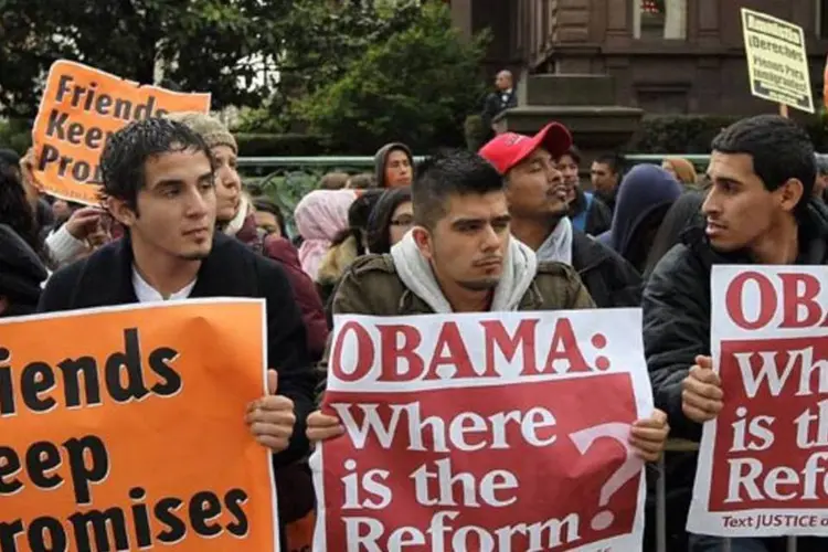
	Manifestantes cobram reforma imigrat&oacute;ria de Obama: &quot;a &uacute;nica coisa no nosso caminho &eacute; a falta de vontade de alguns republicanos no Congresso&quot;, disse o presidente
 (Justin Sullivan/Getty Images)