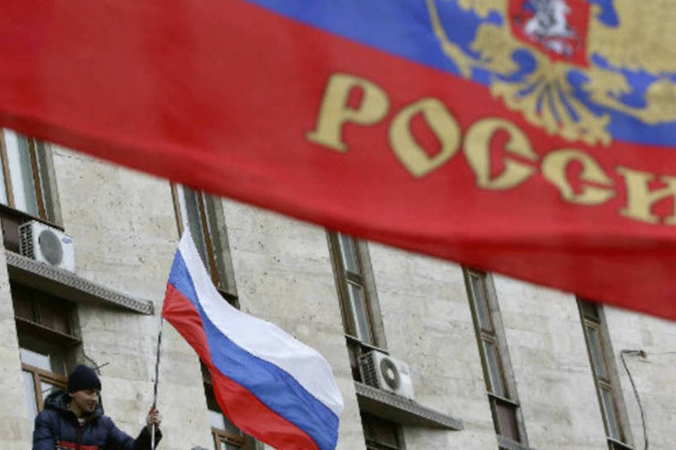 Manifestantes pró-russos invadem edifícios oficiais