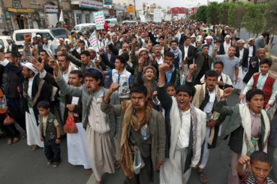 Xiitas armados montam acampamento de protesto no Iêmen