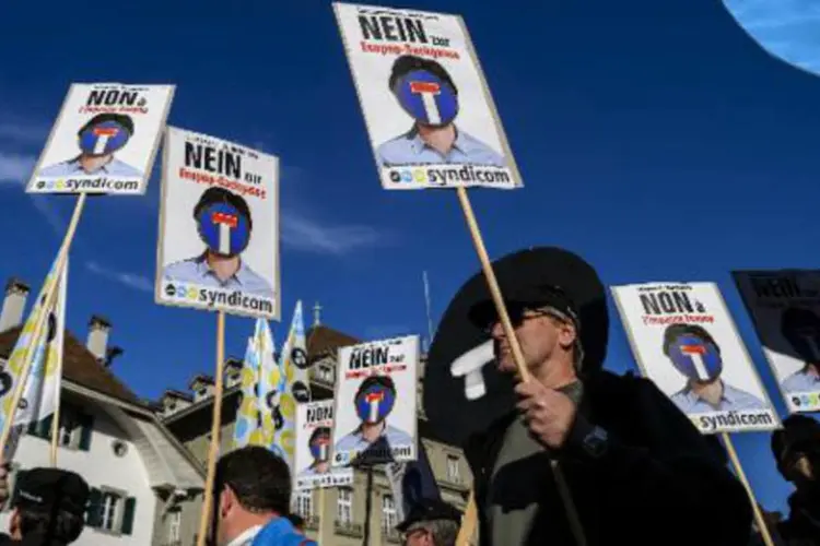Manifestantes protestam contra iniciativa de imigração em Berna, Suíça (Fabrice Coffrini/AFP)