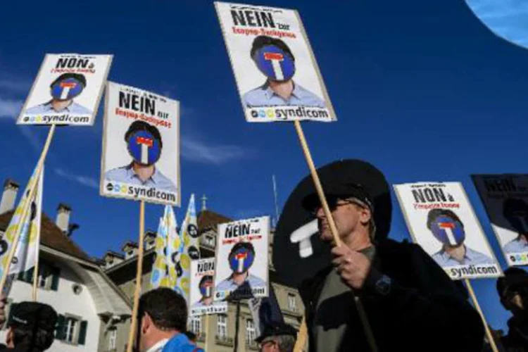 Manifestantes protestam contra iniciativa de imigração em Berna, Suíça (Fabrice Coffrini/AFP)