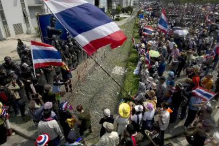 
	Manifestantes tailandeses bloqueiam os arredores da sede do governo tempor&aacute;rio em Bangcoc: explos&atilde;o da viol&ecirc;ncia acabou com a esperan&ccedil;a de tr&eacute;gua
 (Pornchai Kittiwongsakul/AFP)