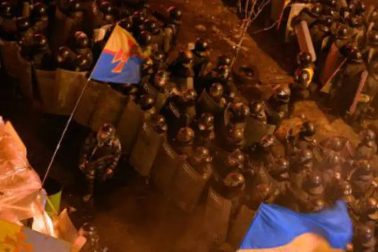 
	Manifestantes contr&aacute;rios ao governo em confronto com as for&ccedil;as de ordem na Ucr&acirc;nia: volta &agrave; antiga Constitui&ccedil;&atilde;o &eacute; parte de um acordo mediado pela Uni&atilde;o Europeia assinado entre Yanukovich e l&iacute;deres da oposi&ccedil;&atilde;o
 (Sergei Supinsky/AFP)