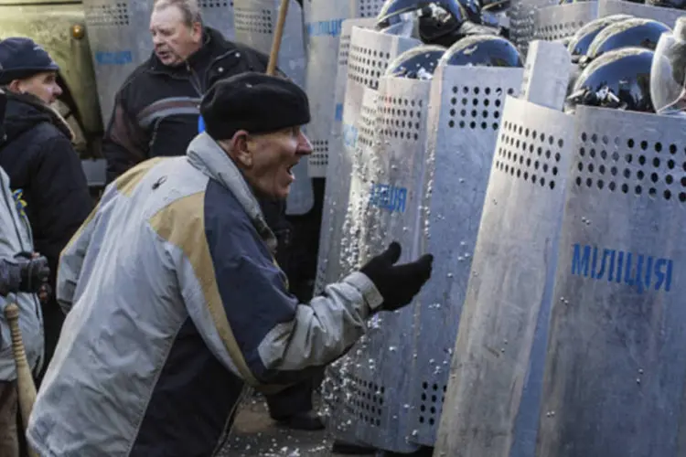 
	Manifestantes confrontam policiais na Ucr&acirc;nia: um total de 565 policiais recebeu assist&ecirc;ncia m&eacute;dica desde o dia 18 de fevereiro
 (Vlad Sodel/Reuters)