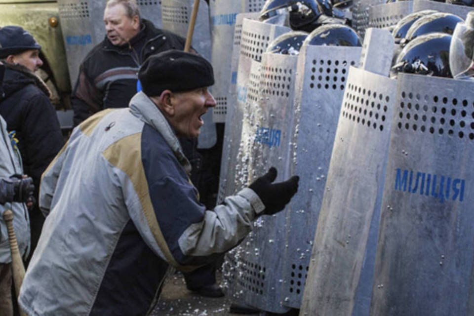 Manifestantes enfrentam a polícia na Ucrânia