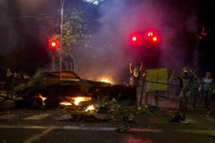 Manifestante bloqueiam ruas durante protesto contra o governo de Nicolás Maduro: ministério público confirmou uma morte em Aragua (Luis Robayo/AFP)