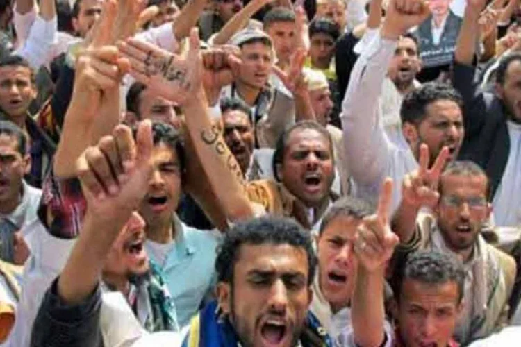 Manifestantes contrários ao governo protestam em Sanaa (AFP)